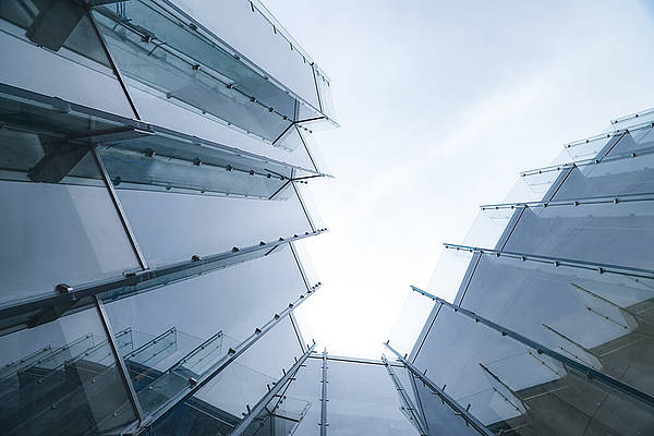 The glass panes are inclined in two directions and arranged in a zig-zag-shape.