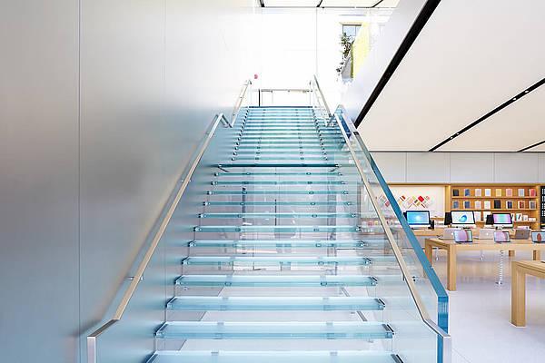Zwei Ganzglastreppen führen ins obere Stockwerk des Apple Stores.