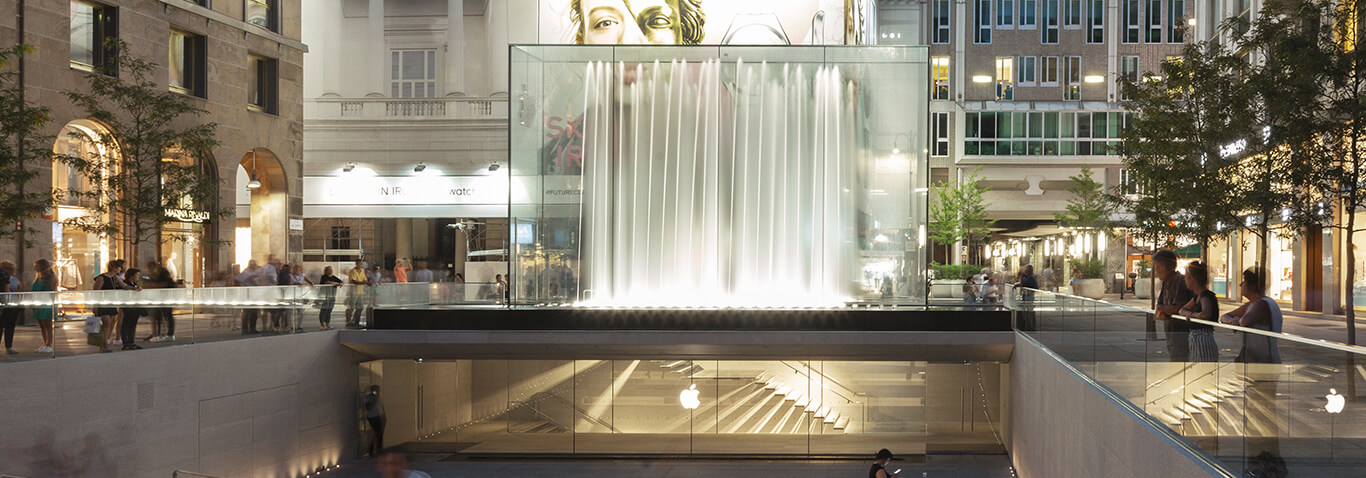 seele wurde mit Design, Fertigung und Montage des Ganzglas-Quaders des Apple stores in Mailand, Italien, beauftragt.
