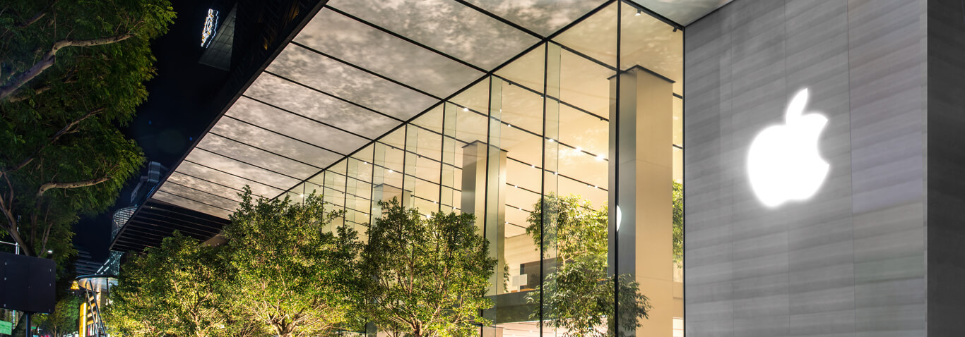 The specialist in façade construction seele realized the all-glass façade of the Apple Store Orchard Road, Singapore.