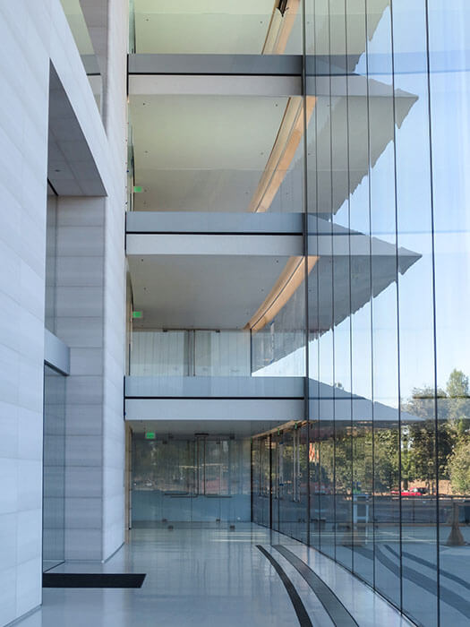 Fassadenspezialist seele lieferte 2.450 Fassadenscheiben nach Cupertino, USA, für die Firmenzentrale von Apple.