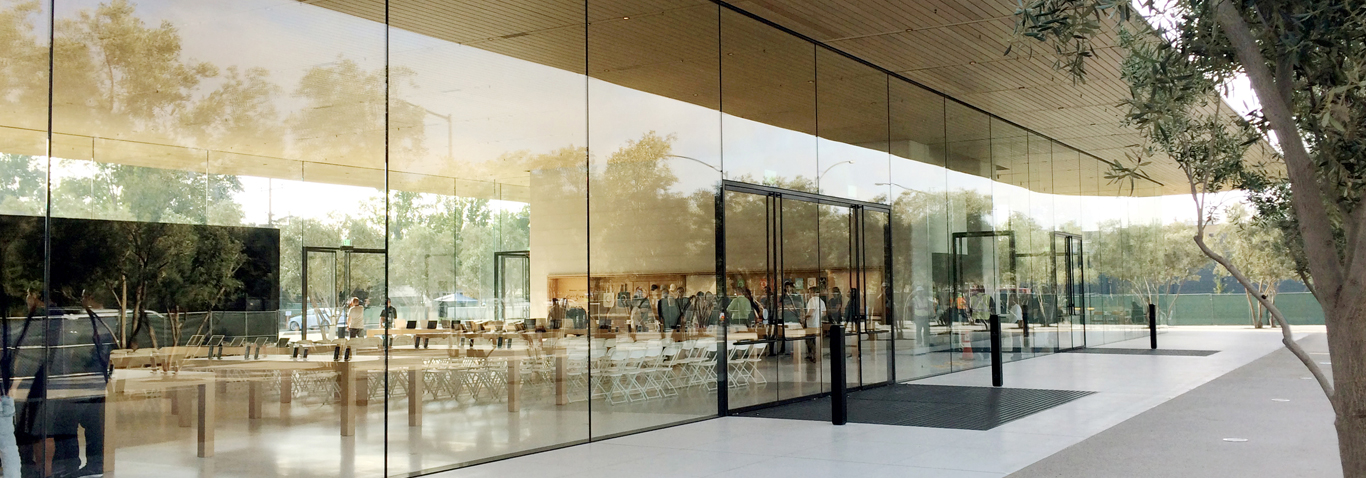 Ganzglaskonstruktionen, wie das Visitor Center, von seele, prägen das Erscheinungsbild des Apple Parks in Cupertino.