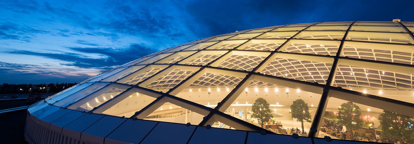 Eine gläserne Kuppel ermöglicht es dem Tageslicht ins Innere des Atlantis Shopping Centres in Nantes, Frankreich, zu gelangen.