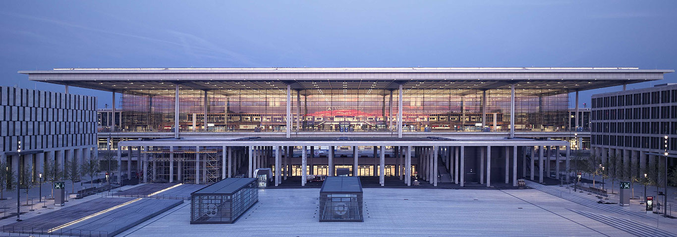 The façade construction specialist seele realised the 70,000sqm glass façade as well as 90,000qm roof surface of the terminal of Berlin Brandenburg Airport.