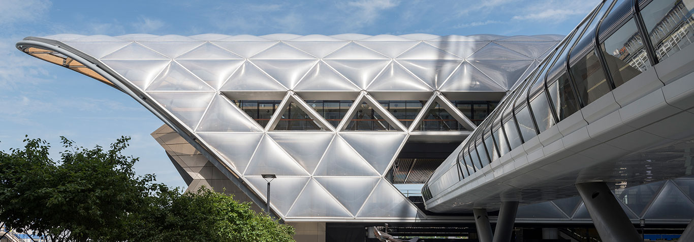 Fassadenbau-Spezialist seele realisiert das futuristische Bahnhofsdach von Canary Wharf Crossrail Station in London, UK, aus 10.000qm ETFE-Folie mit 778 zweilagigen ETFE-Kissen.