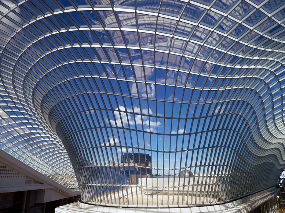 A total of 2,672 cold-bent insulating glass panes form the envelope of the shopping centre in chadstone, near Melbourne.