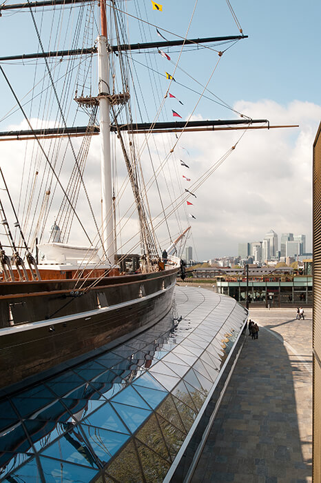 The façade areas of the canopy of Cutty Sark get an angled structure to the floor. 