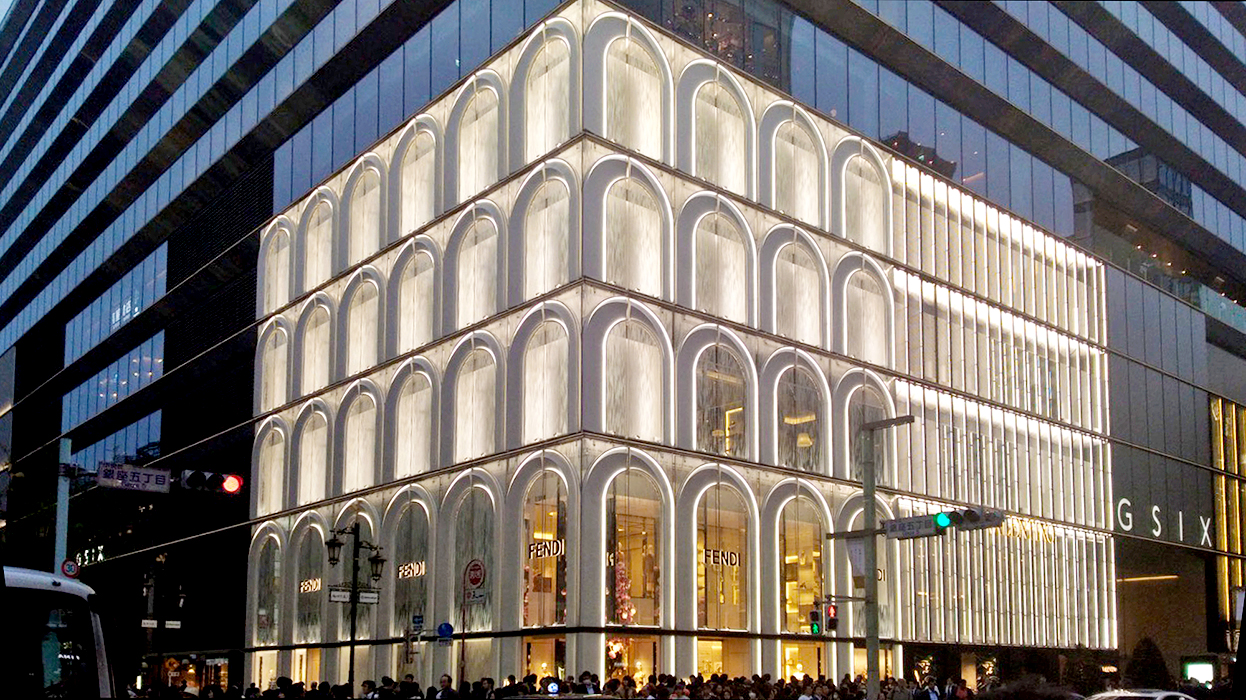 Fendi beauftragte den internationalen Fassadenbauexperten mit der Entwicklung der technischen Lösung und Umsetzung der Fassade für den neuen Store im Viertel Ginza.
