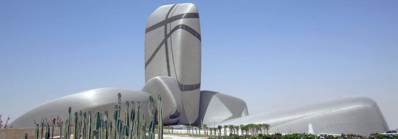 King Abdulaziz Center wurde vom Fassadenbauer seele mit gebogenen Edelstahlrohren gebaut