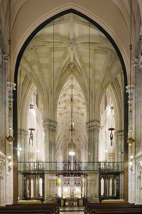 Façade specialist seele realized an All-glass façade to separate the Lady chapel of the St. Patrick's Cathedral from the rest.