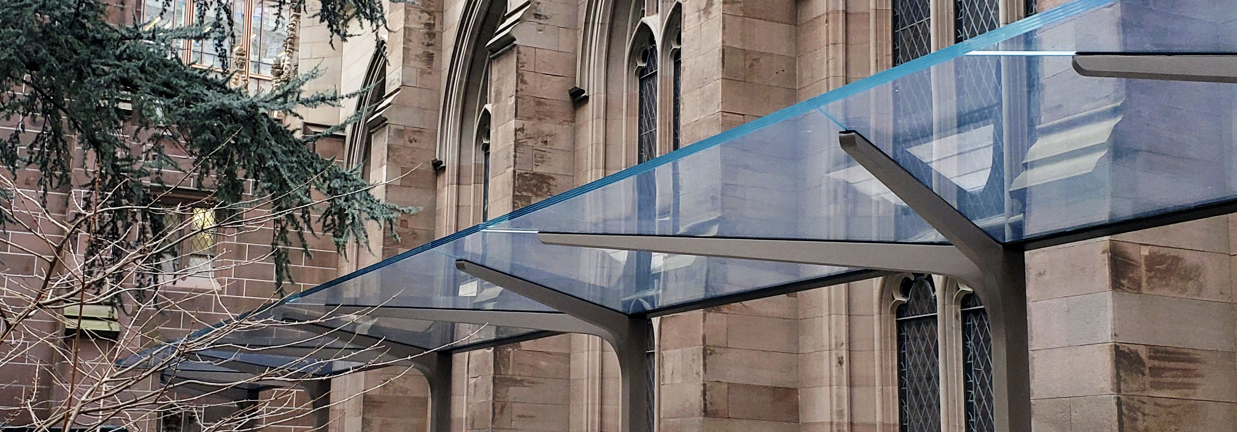 27m langes Glasvordach von seele für die Trinity Church in New York.