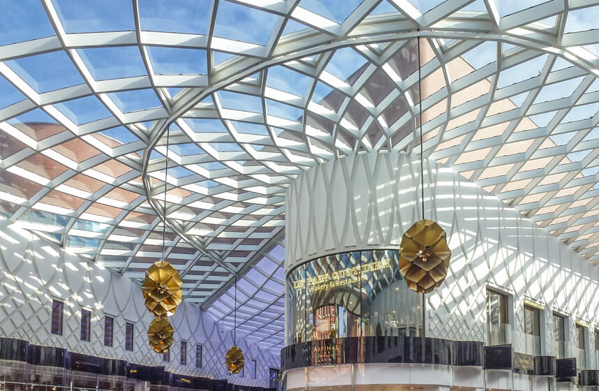 Victoria Gate Arcades in Leeds, Atriumdach, 3D-Gitterdach mit trichterförmigen Lichtschacht von se-austria.