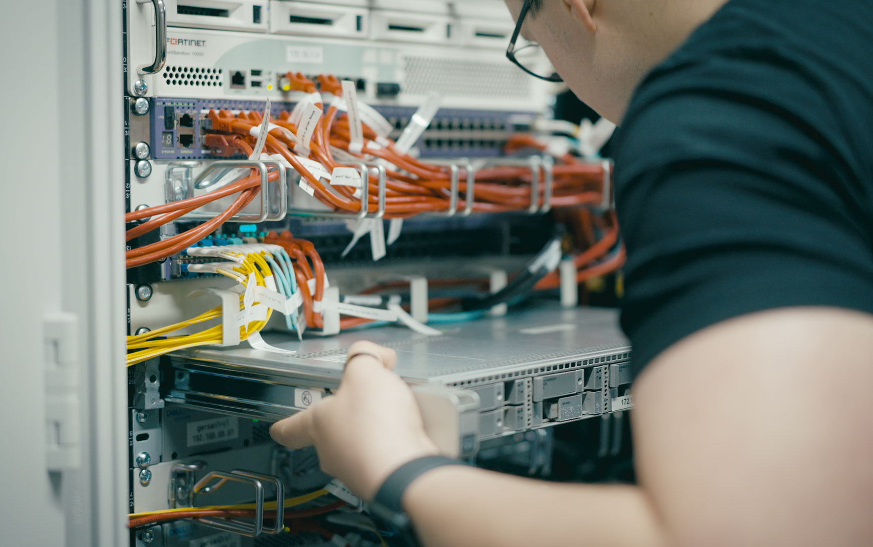 As a system administrator working in system integration at seele, your tasks include planning and configuring IT systems and setting up networks and client-server systems in cooperation with our hardware experts. 