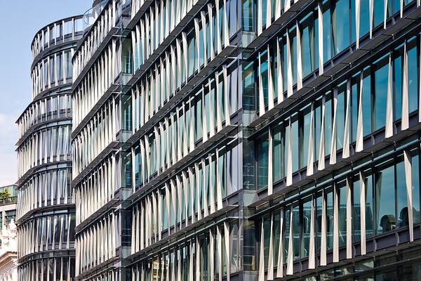 Das beeindruckende Büro- und Einzelhandelgebäude besteht aus 7600qm Fassade, gemacht von seele.