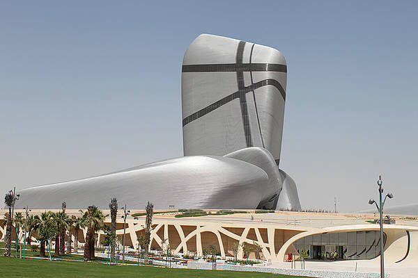 Abgesehen von der Fassade aus Edelstahlrohren fertigte seele außerdem Monosurface-Oberlichter, Fensterstreifen und vertikale Glasflächen für das KACWC in Dhahran, Saudi Arabien.