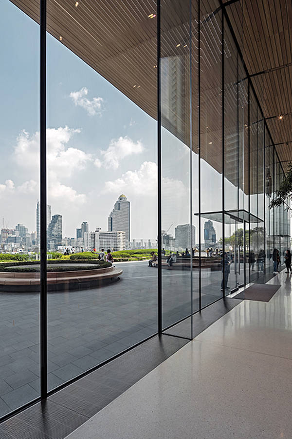 Two double-leaf glass doors with 3m hight made by seele for Appel Retail Store ICONSIAM. © Andreas Keller