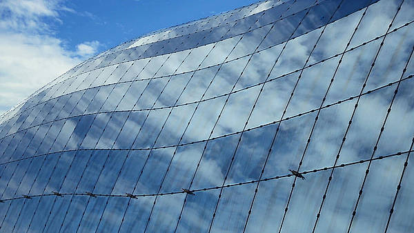The glass roof of the shopping center consists of elements with 95% unique trapezoidal forms.
