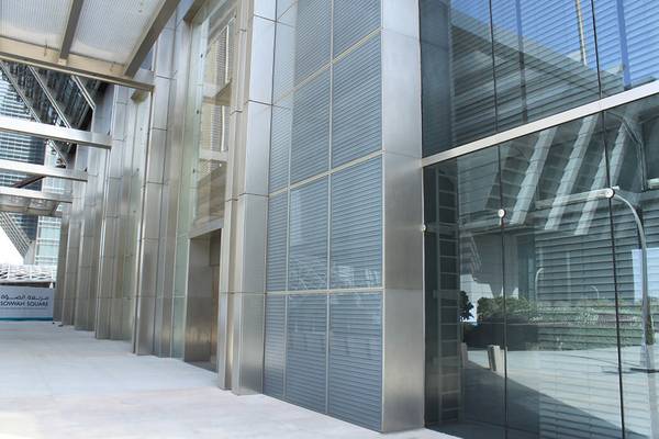 Insgesamt umfasst die Fassade des Gebäudes am Sowwah square in Abu Dhabi entspiegelte Glasfassade, Spezialverglasung und Edelstahlverkleidung.