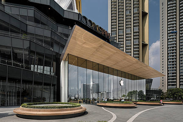 Apple Retail Store Thailand: designed by Foster + Partners, realized by seele. © Andreas Keller