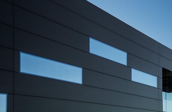 GSP® Elemente werden mit Durchsichtbereichen kombiniert und ergeben eine homogene Fassade.