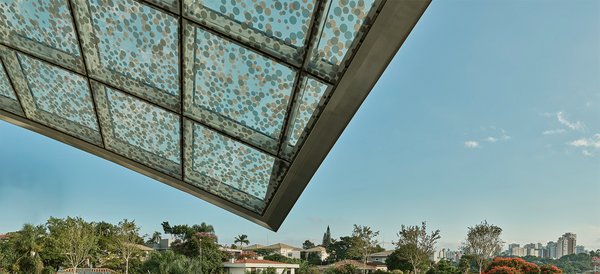 To regulate sunlight and provide shading, a dotted frit was printed on the glass.