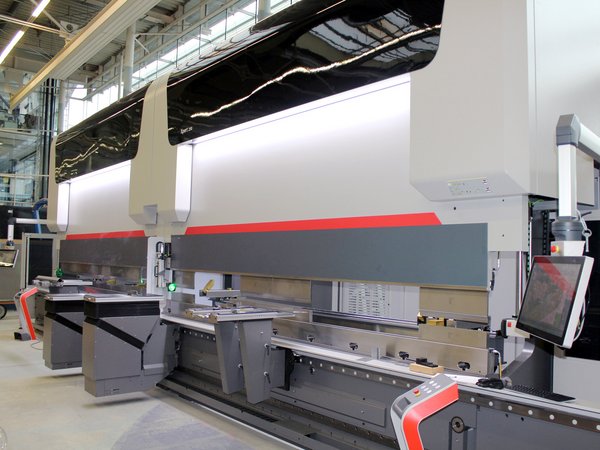 Die seele GmbH erweiterte 2015 ihre Produktionskapazitäten im Fassadenbau für Ele-mentfassaden um zwei neue Abkantpressen mit einer Kantenlänge von 8,2m und einer Presskraft von 250t.