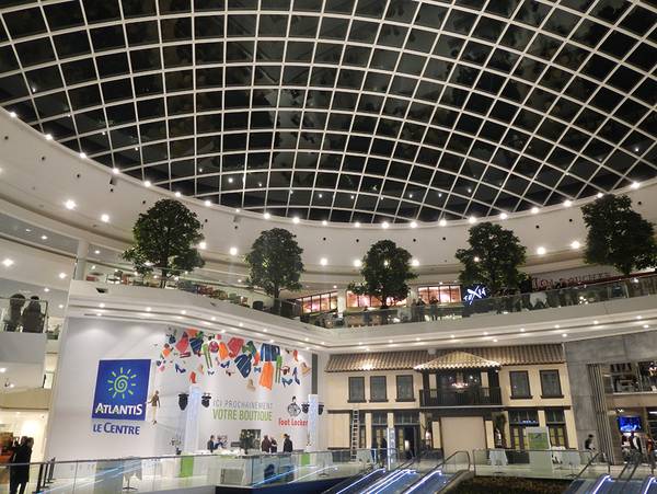 The outer envelope of the glass dome of the Atlantis shopping centre is made up of 640 rhombus-shaped insulating glass units with a solar-control coating.