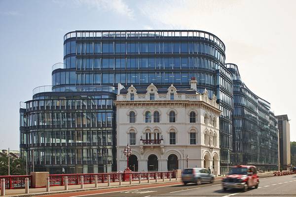 Das neue Gebäude in 60 Holborn Viaduct, London, grenzt direkt an ein in traditioneller Steinarchitektur errichtete Eckgebäude an.