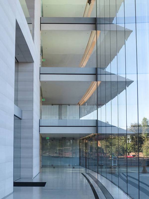 Façades specialist seele provides 2.450 façade panes to Cupertino, USA, to the new headquarters of Apple.