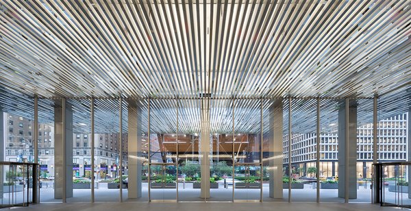 The main focus of 277 Park Avenue is on the 36m broad and 9m wide cantilevering awning made by seele over the main entrance.