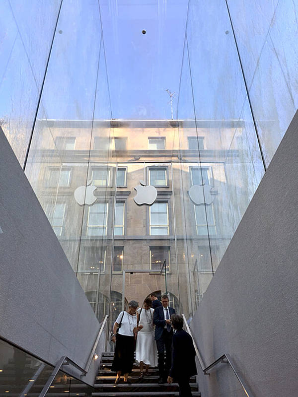 Der Apple Store in Mailand liegt im Untergeschoss. Der 8m hohe Ganzglas-Quader präsentiert eindrucksvoll den Eingang.