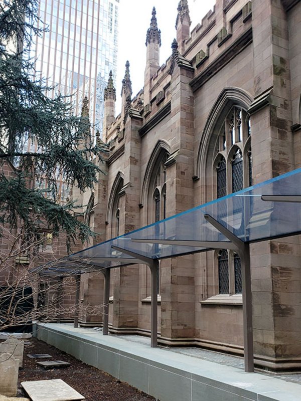 Die Glasüberdachung besteht aus Glaslaminaten, die auf sieben filigranen Stahlstützen gelagert werden.