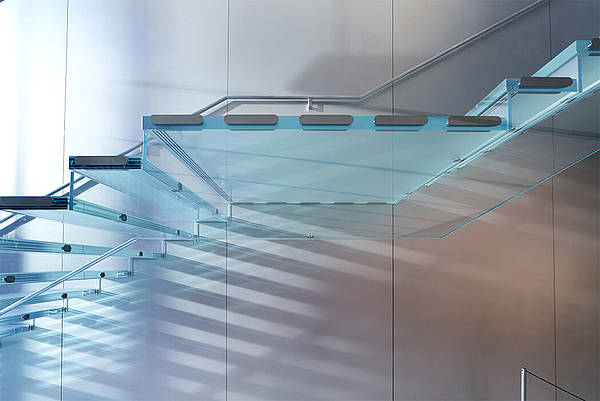 Fassadenspezialist seele montierte Ganzglas-Treppen in den Apple Store am Union Square in San Francisco.