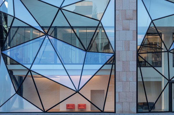 The lobby façade consists of 156 triangular insulating glass elements arranged at different angles.