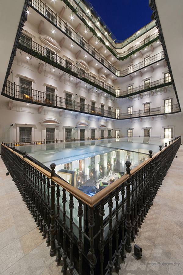 Im Randbereich der Ganzglaskonstruktion wurden von seele zudem RWA-Einheiten optisch ansprechend in den Designentwurf des Aria Hotels integriert.