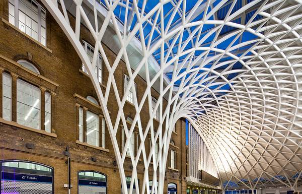 Die freitragende Schalenkonstruktion des King's Cross Bahnhofs in London lagert auf dem mittig sitzenden Trichter.