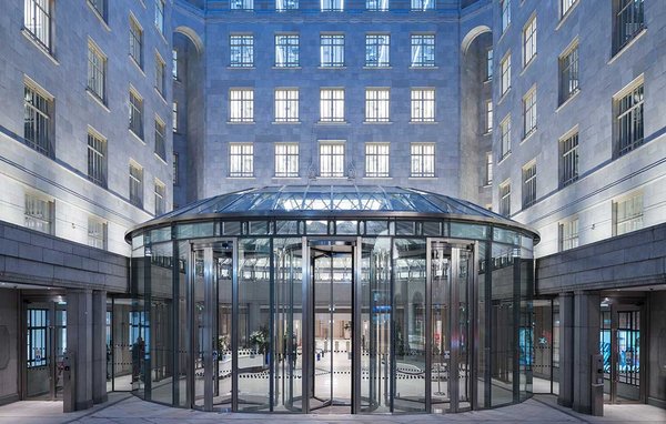 The entrance pavilion for 80 Strand in London consists of 250sqm of insulating glass and 23t of steel construction made by seele.