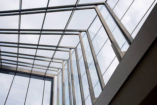 Large glass panels and filigree connections provide maximum transparency.