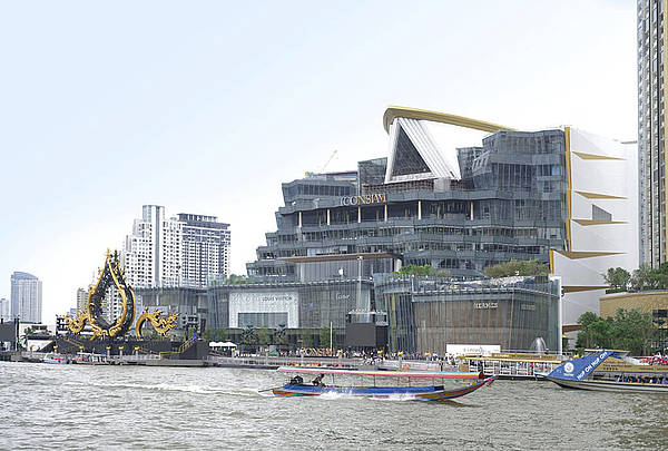 Façade specialist seele manufactured and assembled 333 glass fins up to 16m for the luxury shopping center ICONSIAM.