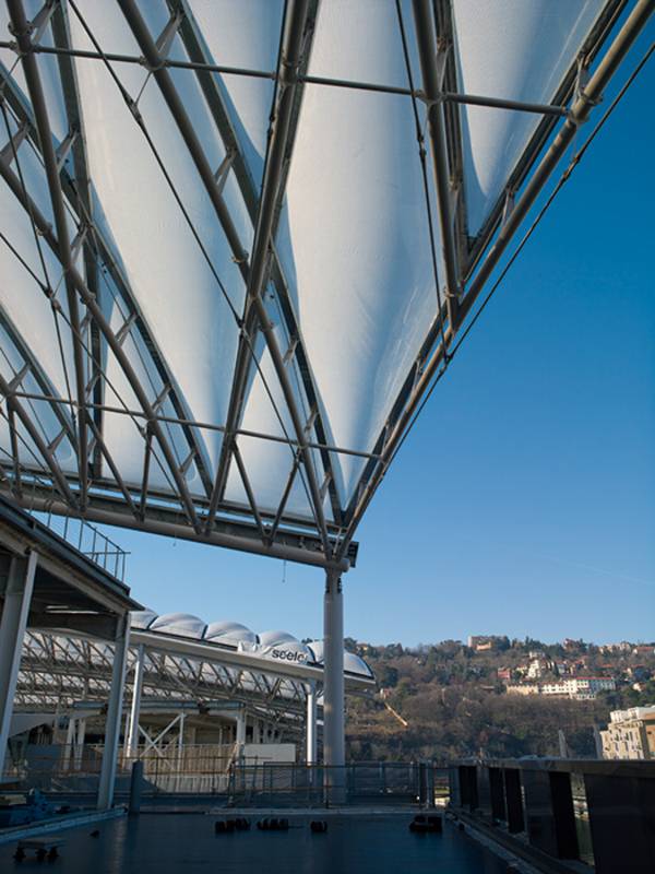 Zwei der Membranfelder von Fassadenspezialist seele cover überspannen die Freizeiteinrichtungen, für den Shoppingbereich von Lyon Confluence.