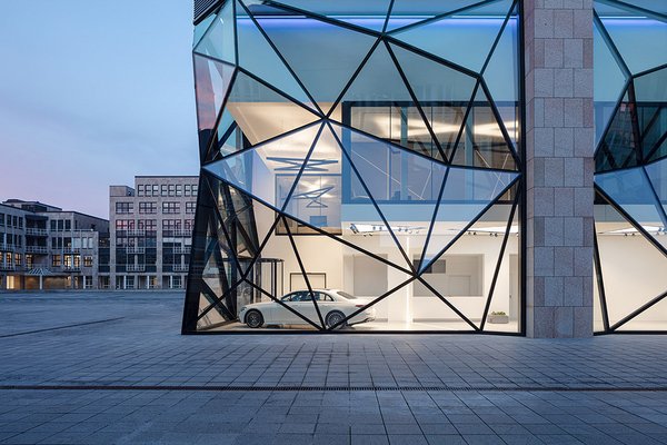 Stahl-Glas-Fassade aus 156, in verschiedenen Winkeln angeordneten, dreieckigen Isolierglaselementen für Sternhöhe.