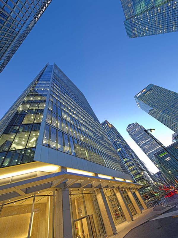 The façade of the office building at 25 Churchill Place required the expertise of seele: alltogether 14 different façade types were installed.