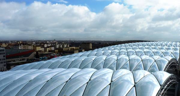 Insgesamt erhielt das Einkaufszentrum von Fassadenbauer seele ein 22.000qm großes, zweilagiges ETFE-Kissendach.