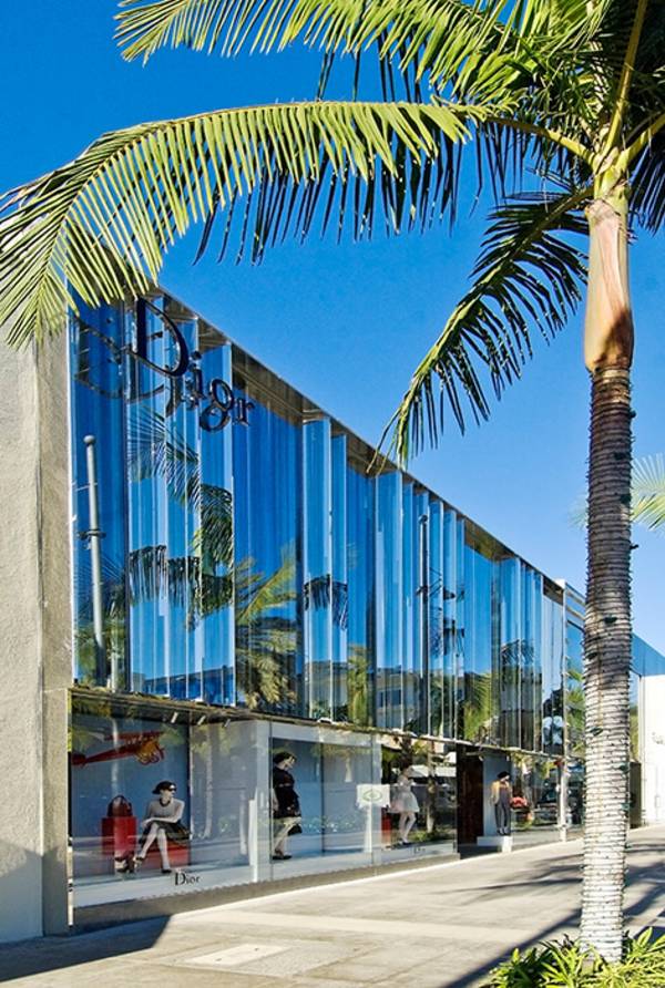 Thanks to seele the façade could be installed very quickly, what was an great advantage at one of the busiest and finest shopping streets in America, the Rodeo Drive.
