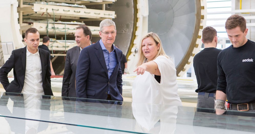 Ritterschlag vom Computerkonzern Apple: Apple-CEO Tim Cook lobt den internationalen Fassadenbauer seele für seine Ganzglas-Konstruktionen und die großartige Zusammenarbeit. 