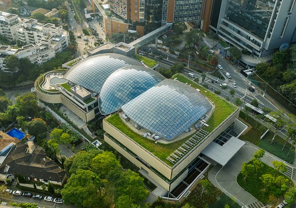 Das gewölbte Glasdach des Atriums im AELRC verfügt über ein innovatives Verschattungssystem, das bei Besuchern das Gefühl erwecken soll, sich unter einem grünen Laubbaum zu sammeln.