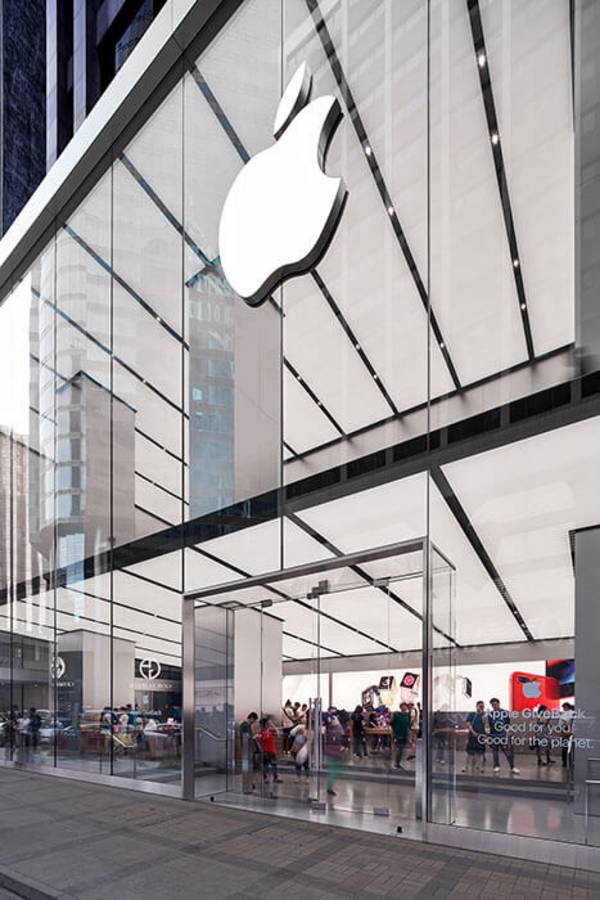 seele's brief for the Apple Retail Store Canton Road included the all-glass façade, 2 entrance doors and one all-glass stairs