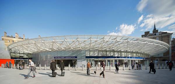 Das freitragende Schalentragwerk wurde im Zuge einer Neugestaltung dem unter Denkmalschutz stehenden Bahnhofsgebäude von King's Cross vorgesetzt.
