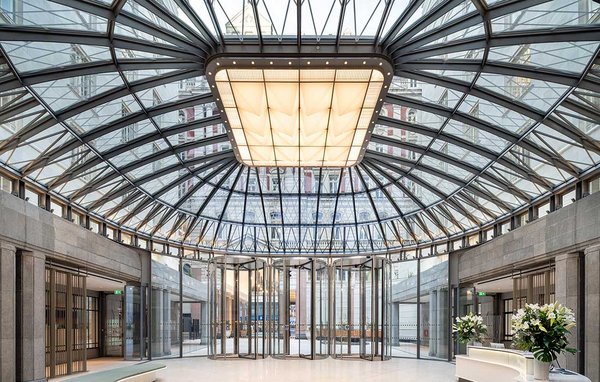The dome of the pavilion for 80 Strand in London is made of 196sqm of insulating glass and welded T-profiles made by seele.