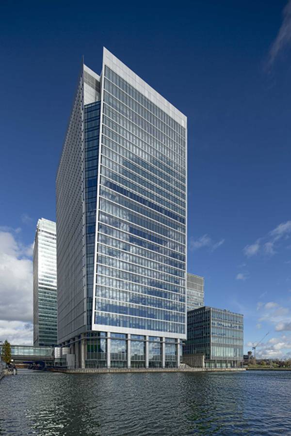 The building designed by Kohn Pedersen Fox Associates is located directly alongside the old port basin.